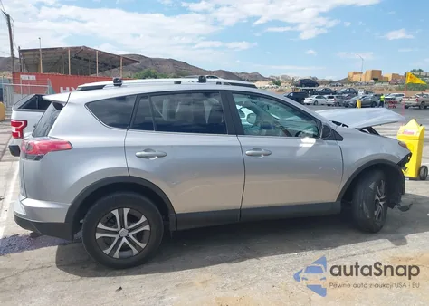 2016 Toyota Rav4 Le z USA, uszkodzony, nr VIN 2T3ZFREV7GW302261